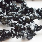 Lumehelbe obsidiani chipsid 5-8mm, nööril u 44-45cm - 1 tk