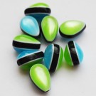 Kunstvaigust tilgakujuline helmes 10-15mm kumav sinise-rohelise-mustatriibuline, 1 tk