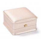 Подарочная коробка 9,6х9,4х5,2см, обтянутая искусственной кожей розового цвета, украшенная золотой акриловой короной, подходит для браслета, в упаковке 1 шт.