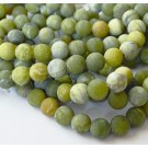 Kiinalainen Jade 10mm luonnonkivi matta kelta-vihreä reikä 1,2mm, 10 kpl per pakkaus