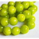 Jadeite 10mm luonnonkivi värjätty keltavihreä, reikä 1mm, 10 kpl pakkauksessa.