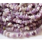 Jade vaalean violetti siruhelmi 5-8mm luonnonkiveä, reikä 0,8mm, pakkaus tamilissa 80-83cm