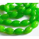Jade ovaali  12x8mm, värjätty vihreä,  reikä 1mm, 6 kpl