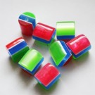 Muovihelmi (resin)  10x11mm  sinisen-vihreän-punaisen raidallinen, 1 kpl