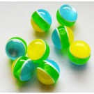 Muovihelmi (resin) pyöreä 13-14mm sinisen-vihreän- keltaisen raidallinen, 1 kpl